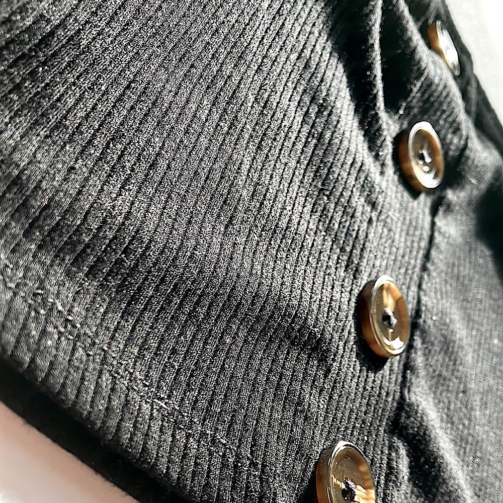 Cropped Black Buttoned Tank Top